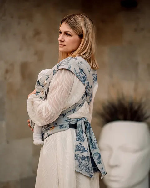 Seen from the side: the MonDoudou Toile de Jouy with its long, tied straps.