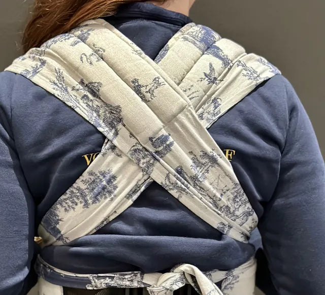 The MonDoudou straps, crossed at the back.